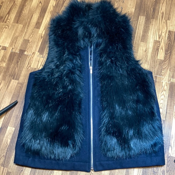 Tommy Hilfiger woman’s fur/wool winter vest. Size L.